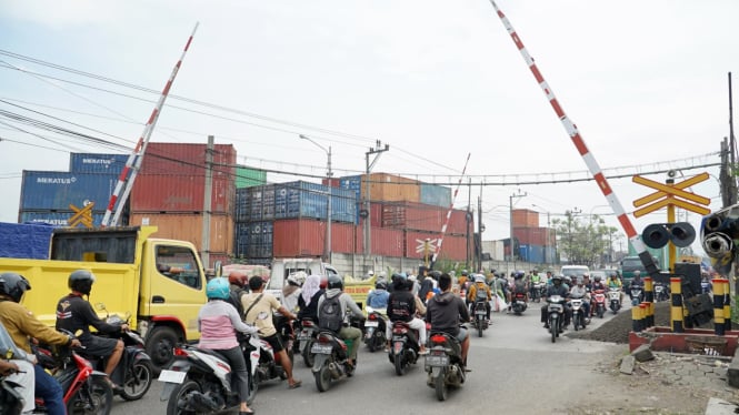 Perlintasan sebidang kereta api di Jalan Ronggowarsito Semarang.