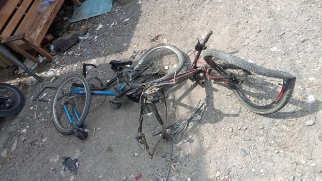 Sepeda onthel korban remuk tersambar KA Sembrani.