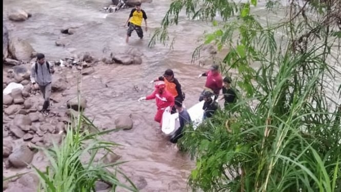 Tim SAR evakuasi korban yang diterjang arus Sungai Progo.