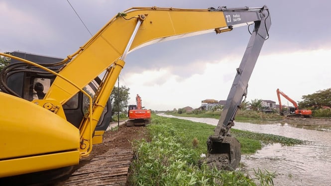 Pengerukan sedimentasi sungai untuk atasi banjir.