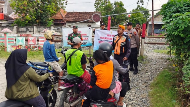 Petugas KAI sosialisasi keamanan perlintasan sebidang.