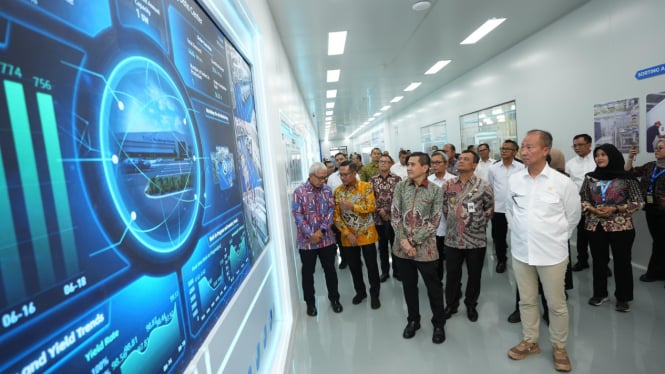 Menteri Perindustrian meresmikan pabrik panel surya di KIK Kendal.