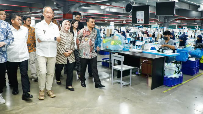 Menteri Perindustrian dan Gubernur Jateng tinjau pabrik di KIK Kendal.