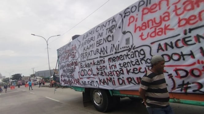 Unjuk rasa sopir truk memprotes revisi aturan ODOL.