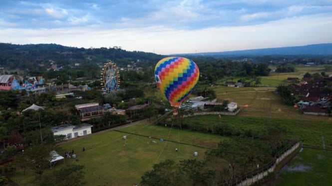 Wahana balon udara di Saloka Theme Park Semarang.