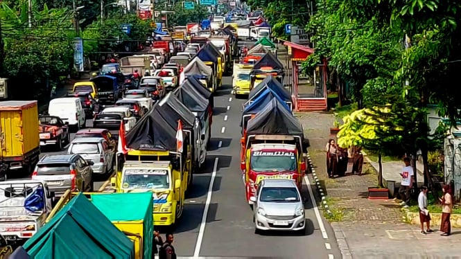 Tolak Aturan 'ODOL' Puluhan Truk diparkir Di jalan Diponegoro Ungaran