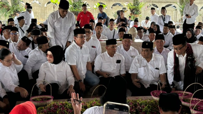 Kader PDIP Jateng berziarah ke makam Bing Karno di Blitar.