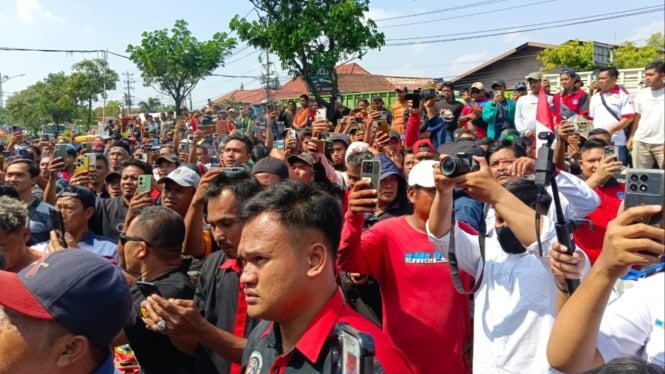 Ribuan sopir truk berunjuk rasa memprotes aturan ODOL di Semarang.