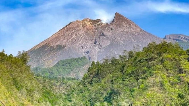 Gunung Merapi dilihat dari Deles Indah Klaten.