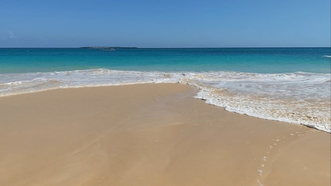 Pilihan pantai berpasir putih yang mudah dijangkau dari Semarang.