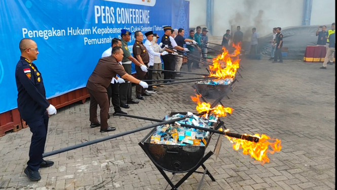 Pemusnahan rokok ilegal di Bea Cukai Jateng-DIY.