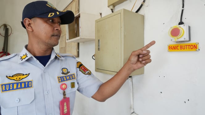 Petugas tunjukkan alat panic button di perlintasan sebidang.