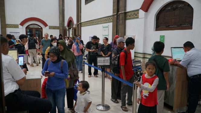 Suasana Stasiun di Semarang saat libur panjang sekolah.