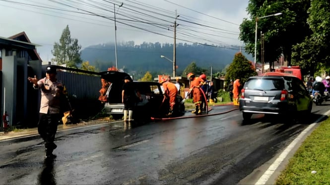 Petugas Padamkan Api Kebakaran Sebuah Minibus Di Kab. Semarang
