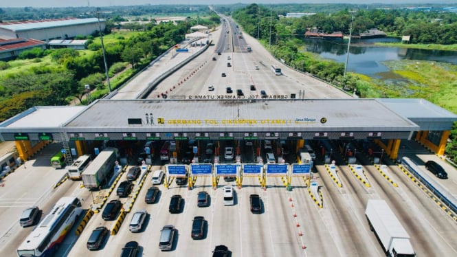 Lalin di tol Trans Jawa saat Libur 1 Muharam 2025.