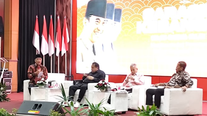 Anggota Mahkamah di Sarasehan Kebangsaan..