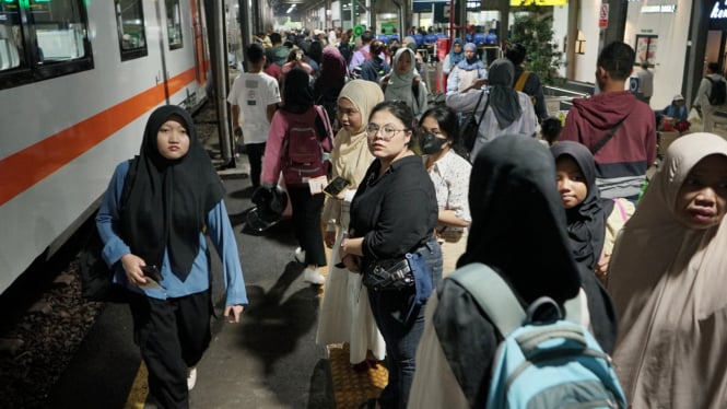 Suasana di Stasiun Semarang saat libur panjang.