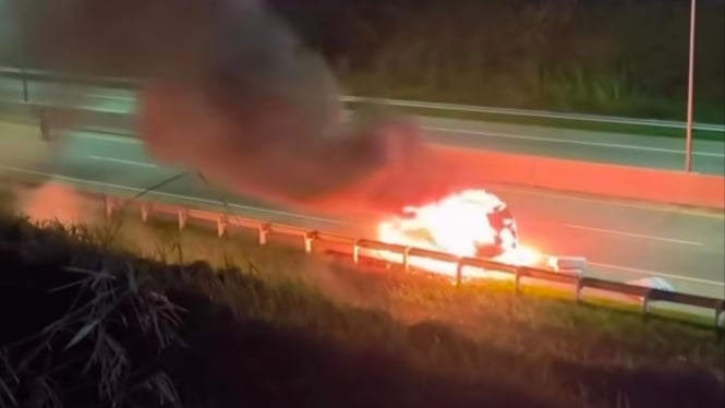 Mobil minibus terbakar di dekat Tol Kalikangkung Semarang.