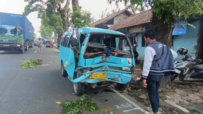 Angkutan Umum Di Salatiga Ringsek Usai alami Kecelakaan