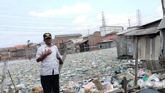 Pulau sampah di Kampung Tambaklorok Semarang.