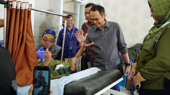 Sunatan massal Pegadaian di Tegal Jawa Tengah.