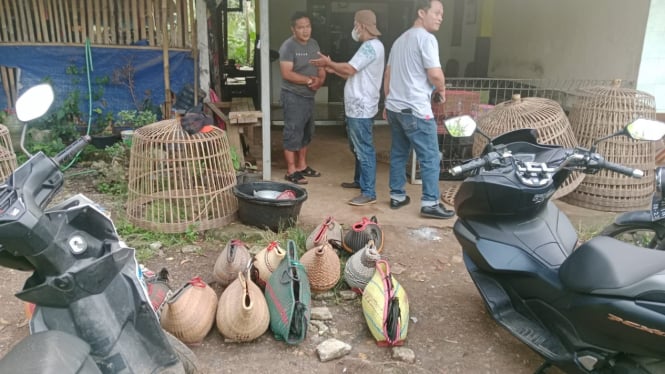 Petugas Polres Kendal amankan barang bukti Sabung ayam di Boja.