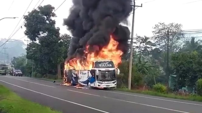 Bus PO Haryanto terbakar di Temanggung.