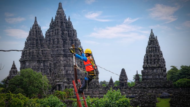 Petugas PLN perbaiki jaringan listrik di kawasan Candi Prambanan.