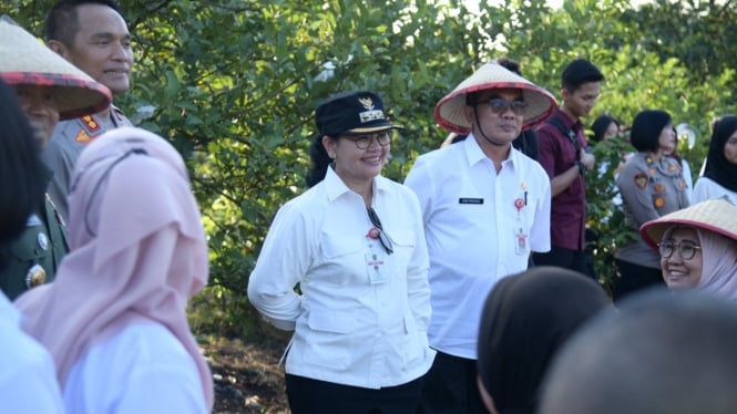 Agustina, Wali Kota Semarang hadir di acara tanam jagung nasional.