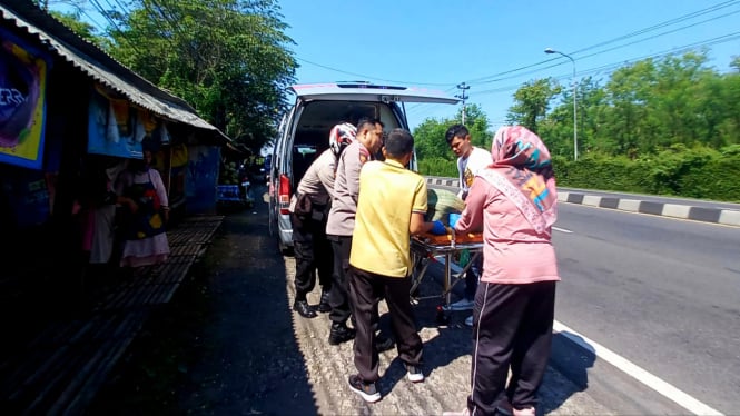 Polisi dan Petugas Medis Evakuasi Korban Pingsan Tepi Jalan