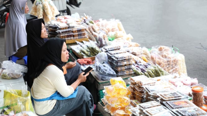 Pedagang di Pasar Tawangmangu nikmati wifi gratis.