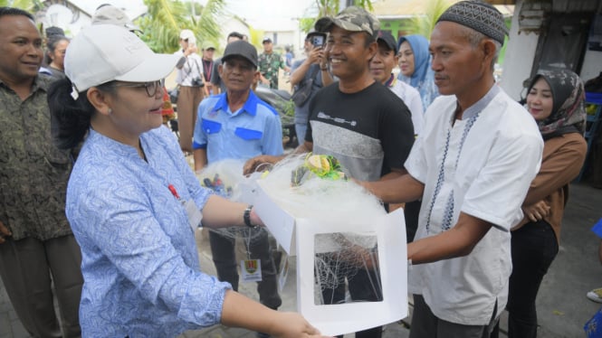 Agustina, Wali Kota Semarang serahkan bisyaroh kepada warga.
