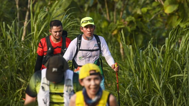 Pelari trail run menjelajahi medan karst di Kebumen Geopark.