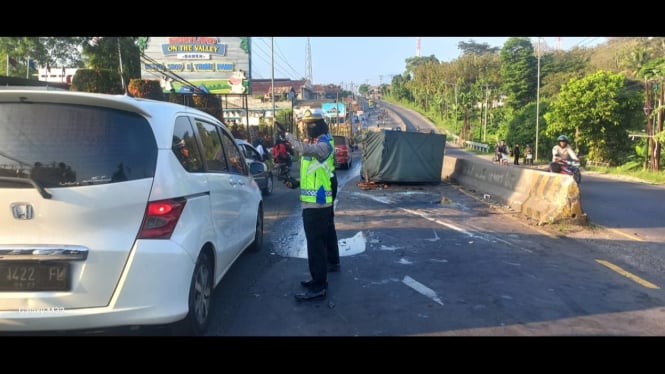 Mobil pickup Hancur Usai Tabrak Median Jalan Di Bergas, Kab. Semarang