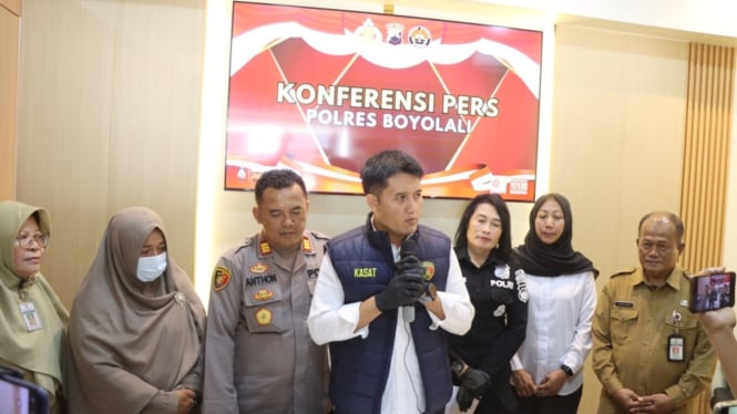 Konpers Polres Boyolali terkait kasus anak dirantai.