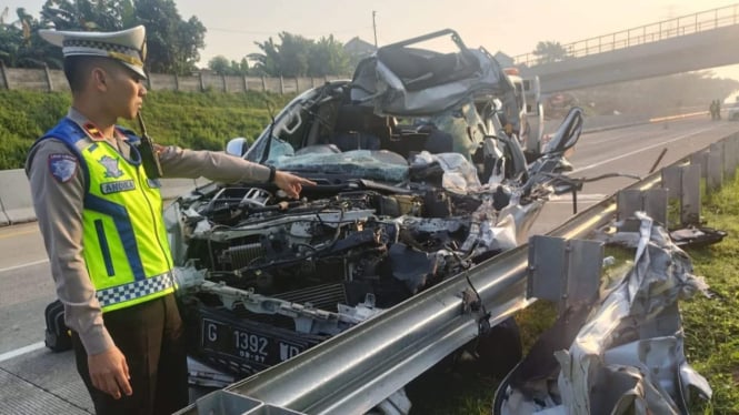 Polisi cek kondisi Pajero yang kecelakaan di Jalan tol Batang.