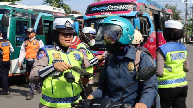 Petugas Polres Kendal gelar ramcheck.