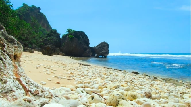 Pantai Puyangan Wonogiri yang eksotis berpasir putih.
