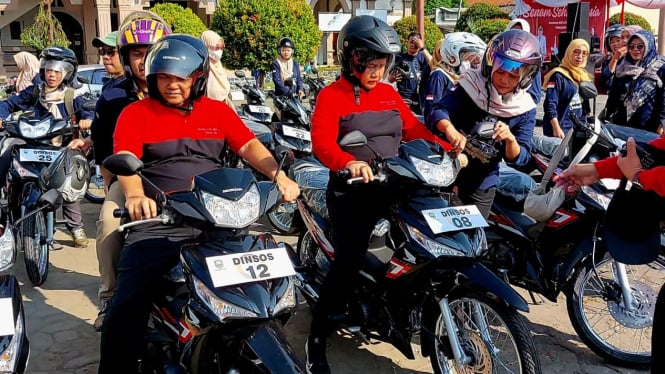 Bupati Semarang Serahkan Bantuan Motor Ke Pendamping PKH