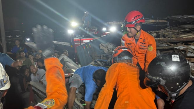 Tim SAR evakuasi korban tertimpa truk Besi di Semarang.