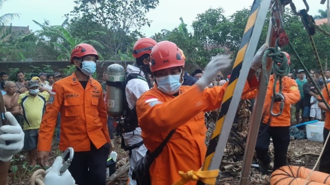 Tim SAR evakuasi korban yang terjatuh ke sumur.