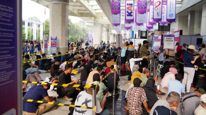 Warga antre tiket promo di Xynergy KAI Expo 2025.