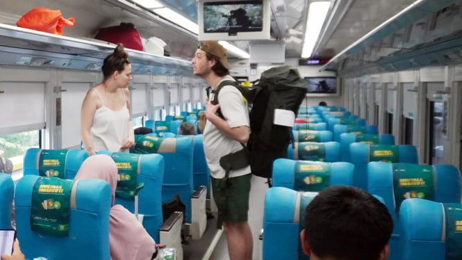 Wisatawan mancanegara naik kereta api.