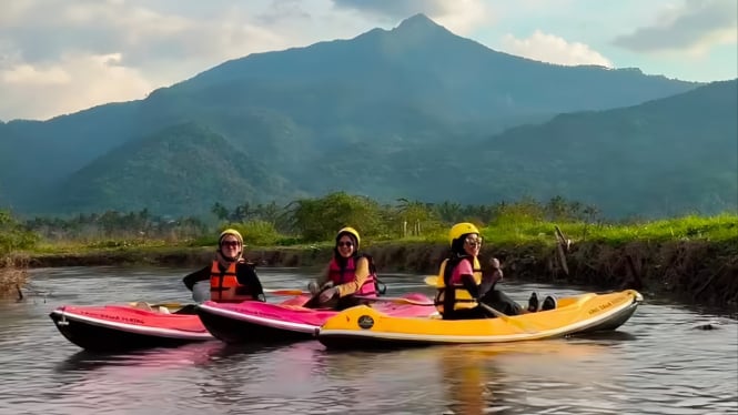 Wisata perahu di Rawa Pening Ambarawa.