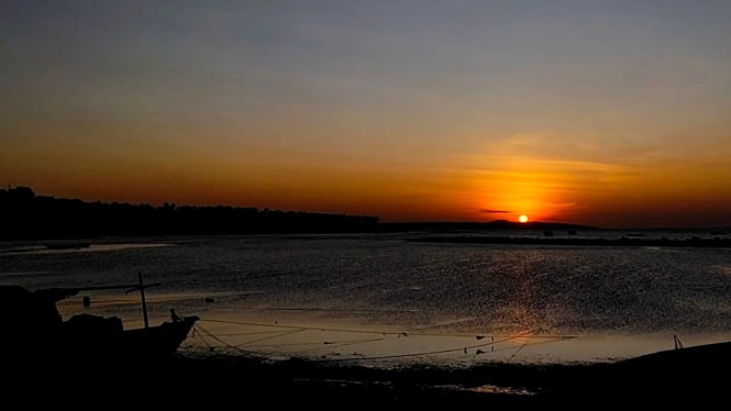 Senja di Pantai Namosain Kupang, NTT.