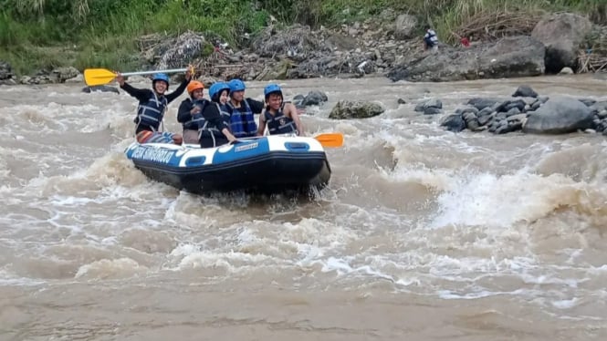 Arung jeram di Sungai Bodri Kendal.