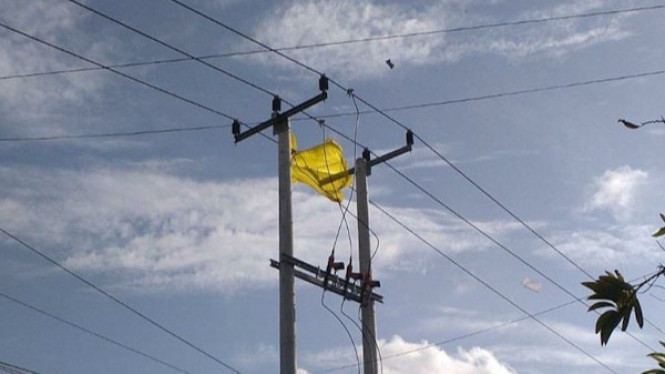 Layang-layang menyangkut di kabel listrik.
