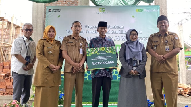 Pegadaian Semarang serahkan bantuan renovasi mushala di Cilacap.