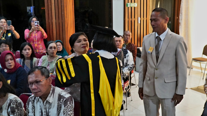 Rektor UKSW Prof. Intiyas Peluk Ortu Pricilla, Korban KM Barcelona