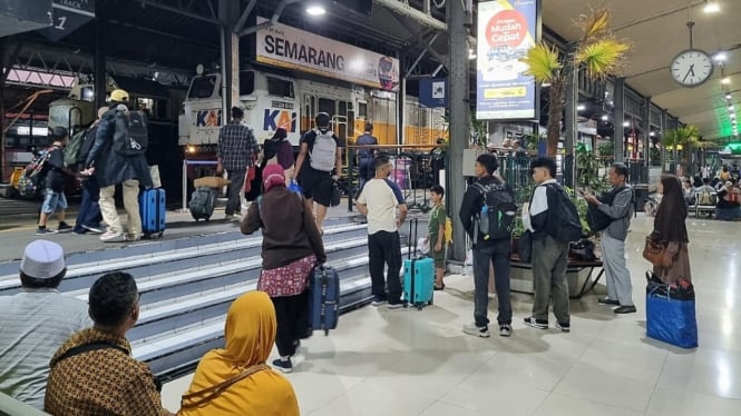 Suasana di Stasiun Kereta Api Semarang.